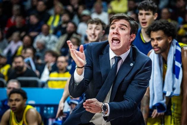Basketball Berlin 08 11 2025 Season 2025 2026 EasyCredit BBL 1 Bundesliga Men, Men Alba Berlin SYNTAINICS MBC Weißenfels Pedro Calles Alba Berlin, Coach