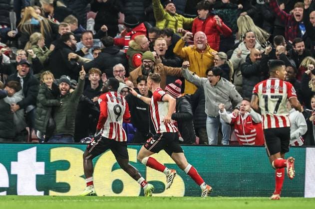 Premier League Sunderland v Arsenal Marc Guiu of Sunderland celebrates his goal to make it 2-2 during the Premier League match Sunderland vs Arsenal at Stadium Of Light, Sunderland, United Kingdom, 8th November 2025 (Photo by Alfie Cosgrove News Images) Sunderland Stadium Of Light Tyne and Wear United Kingdom Copyright: xAlfiexCosgrove NewsxImagesx
