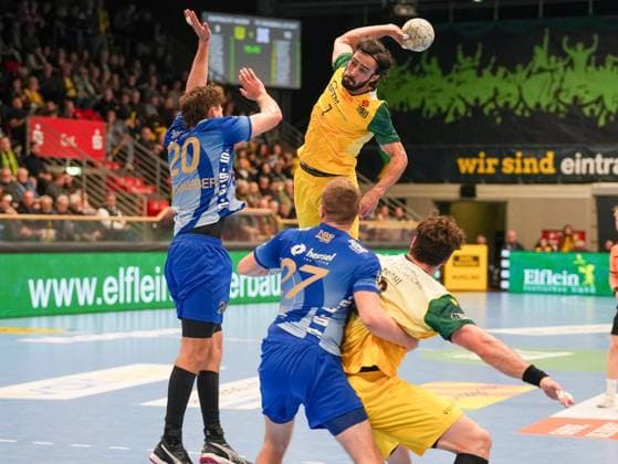 Pouya Norouzi VfL Eintracht Hagen, 07 on a jump shot against Finn Wullenweber TV Grosswallstadt, 20 VfL Eintracht Hagen vs TV Grosswallstadt, Handball, 2 Bundesliga, Matchday 10, Season 2025 2026, 08 11 2025 VfL Eintracht Hagen vs TV Grosswallstadt, Handball, 2 Bundesliga, Matchday 10, Season 2025 2026, 08 11 2025 Hagen Copyright: xEibner-Pressefoto DamianxKruczynx EP_DKI