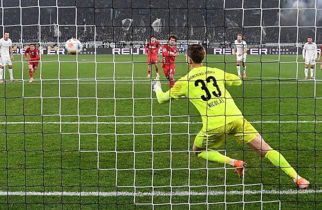 08 11 2025, xhbx, Soccer 1 Bundesliga, Borussia Moenchengladbach 1 FC Köln v l Goal scored, Goal to 3 1 by Luca Waldschmidt 1 FC Koeln , Moritz Nicolas Borussia Mönchengladbach cant hold the penalty DFL DFB REGULATIONS PROHIBIT ANY USE OF PHOTOGRAPHS as IMAGE SEQUENCES and or QUASI VIDEO Moenchengladbach