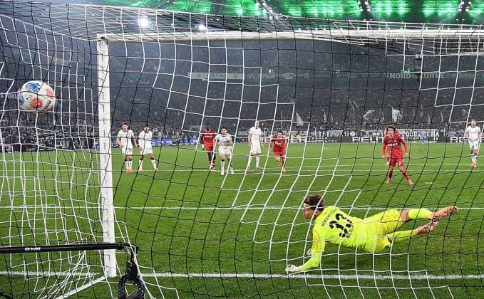 08 11 2025, xhbx, Soccer 1 Bundesliga, Borussia Moenchengladbach 1 FC Köln v l Goal scored, Goal to 3 1 by Luca Waldschmidt 1 FC Koeln , Moritz Nicolas Borussia Mönchengladbach cant hold the penalty DFL DFB REGULATIONS PROHIBIT ANY USE OF PHOTOGRAPHS as IMAGE SEQUENCES and or QUASI VIDEO Moenchengladbach