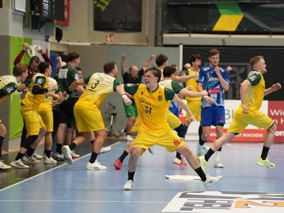 Linus Kutz VfL Eintracht Hagen, 34 and the team are happy about the victory VfL Eintracht Hagen vs TV Grosswallstadt, Handball, 2 Bundesliga, Matchday 10, Season 2025 2026, 08 11 2025 VfL Eintracht Hagen vs TV Grosswallstadt, Handball, 2 Bundesliga, Matchday 10, Season 2025 2026, 08 11 2025 Hagen Copyright: xEibner-Pressefoto DamianxKruczynx EP_DKI