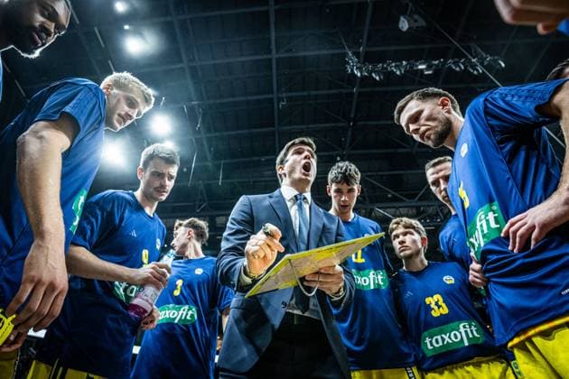 Basketball Berlin 08 11 2025 Season 2025 2026 EasyCredit BBL 1 Bundesliga Men, Men Alba Berlin SYNTAINICS MBC Weißenfels Pedro Calles Alba Berlin, Coach