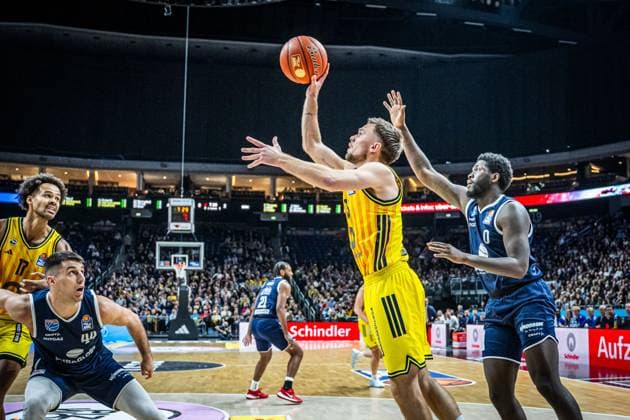 Basketball Berlin 08 11 2025 Season 2025 2026 EasyCredit BBL 1 Bundesliga Men, Men Alba Berlin SYNTAINICS MBC Weißenfels Martin Hermannsson Alba Berlin, No 15 Khyri Thomas MBC, No 03