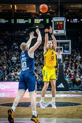 Basketball Berlin 08 11 2025 Season 2025 2026 EasyCredit BBL 1 Bundesliga Men, Men Alba Berlin SYNTAINICS MBC Weißenfels Justin Bean Alba Berlin, No 34 Collin Welp MBC, No 40