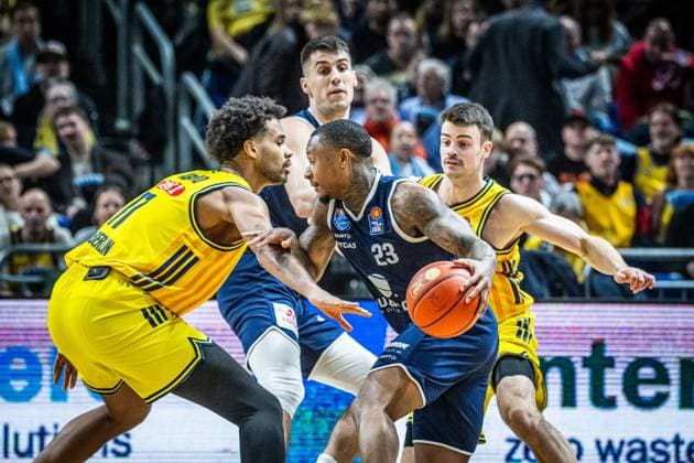 Basketball Berlin 08 11 2025 Season 2025 2026 EasyCredit BBL 1 Bundesliga Men, Men Alba Berlin SYNTAINICS MBC Weißenfels Charles Callison MBC, No 23 Norris Agbakoko Alba Berlin, No 17