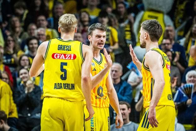 Basketball Berlin 08 11 2025 Season 2025 2026 EasyCredit BBL 1 Bundesliga Men, Men Alba Berlin SYNTAINICS MBC Weißenfels Jonas Mattisseck Alba Berlin, No 09 Martin Hermannsson Alba Berlin, No 15 Sam Griesel Alba Berlin, No 05 Jubel