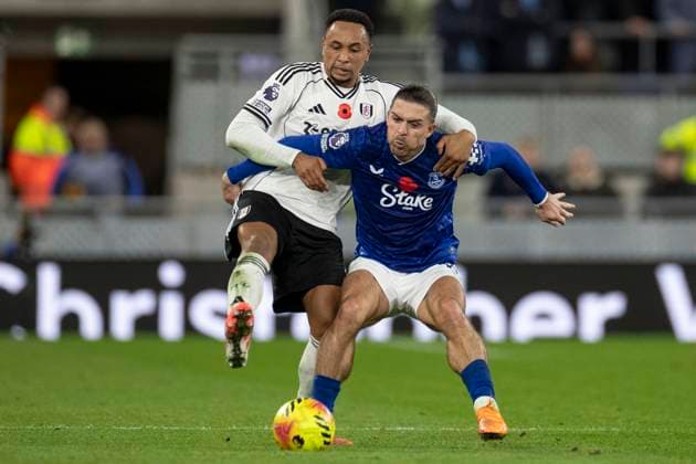 Everton v Fulham - Premier League Everton FC 18 Jack Grealish is challenged by Kenny Tete 2 of Fulham FC during the Premier League match between Everton and Fulham at Hill Dickinson Stadium in Liverpool, England, on November 8, 2025. Liverpool Merseyside United Kingdom  Copyright: xMIxNewsx originalFilename:fletcher-evertonv251108_npay8.jpg