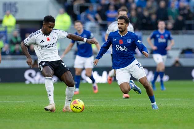 Everton v Fulham - Premier League Ryan Sessegnon 30 of Fulham FC is in possession of the ball during the Premier League match between Everton and Fulham at Hill Dickinson Stadium in Liverpool, England, on November 8, 2025. Liverpool Merseyside United Kingdom  Copyright: xMIxNewsx originalFilename:fletcher-evertonv251108_np1rv.jpg
