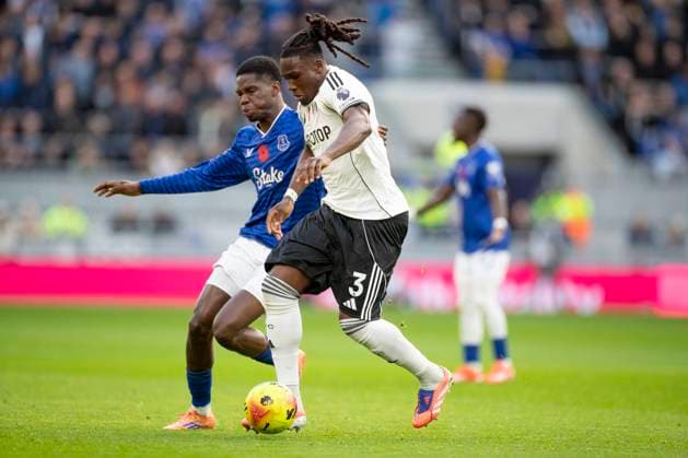 Everton v Fulham - Premier League Calvin Bassey 3 of Fulham FC is tackled by Everton FC 11 Thierno Barry during the Premier League match between Everton and Fulham at Hill Dickinson Stadium in Liverpool, England, on November 8, 2025. Liverpool Merseyside United Kingdom  Copyright: xMIxNewsx originalFilename:fletcher-evertonv251108_npNdM.jpg