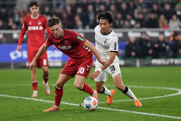 Marius Buelter (1. FC Koeln) und Shuto Machino (Borussia Moenchengladbach) im Zweikampf waehrend des Spiels der Bundesliga zwischen Borussia Mönchengladbach und dem 1. FC Köln, Borussia-Park am 08. November 2025 in Mönchengladbach, Deutschland. (Foto von Ralf Treese DeFodi Images) +++ Marius Buelter (1. FC Koeln) und Shuto Machino (Borussia Moenchengladbach) battle for the ball during the Bundesliga match between Borussia Mönchengladbach and 1. FC Köln at Borussia-Park on November 8, 2025 in Mönchengladbach, Germany. (Photo by Ralf Treese DeFodi Images) DFL regulations prohibit any use of photographs as image sequences and or quasi-video. (Photo by Ralf Treese DeFodi Images) Marius Buelter 1 FC Koeln and Shuto Machino Borussia Moenchengladbach battle for the ball during the Bundesliga match between Borussia Moenchengladbach and 1 FC Cologne, Borussia Park on November 08, 2025 in Moenchengladbach, Germany Photo by Ralf Treese DeFodi Images Marius Buelter 1 FC Koeln and Shuto Machino Borussia Moenchengladbach battle for the ball during the Bundesliga match between Borussia Mönchengladbach and 1 FC Köln at Borussia Park on November 8, 2025 in Mönchengladbach, Germany Photo by Ralf Treese DeFodi Images DFL regulations prohibit any use of photographs as image sequences and or quasi video Photo by Ralf Treese DeFodi Images