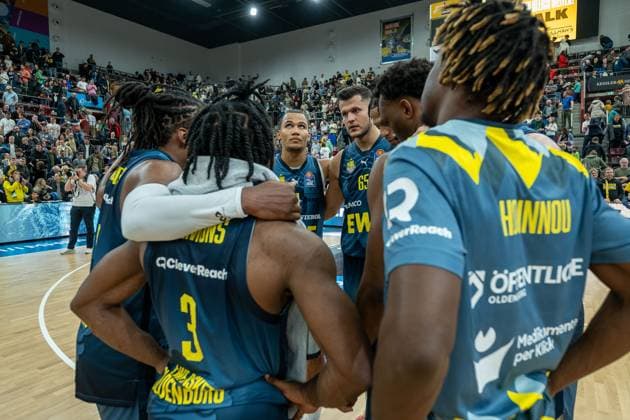 The Oldenburg team are disappointed, disappointed, dissatisfied, negative emotions, team circle, GER, MHP RIESEN Ludwigsburg vs EWE Baskets Oldenburg, easycredit BBL, Basketball, Bundesliga, Matchday 7, Season 2025 2026, 08 11 2025, GER, MHP RIESEN Ludwigsburg vs EWE Baskets Oldenburg, easycredit BBL, Basketball, Bundesliga, Matchday 7, Season 2025 2026, 08 11 2025 Ludwigsburg Copyright: xEibner-Pressefoto SaschaxWaltherx EP_EER