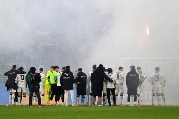 Spieler Mönchengladbach Jubel, jubeln waehrend des Spiels der Bundesliga zwischen Borussia Mönchengladbach und dem 1. FC Köln, Borussia-Park am 08. November 2025 in Mönchengladbach, Deutschland. (Foto von Ralf Treese DeFodi Images) +++ Spieler Mönchengladbach celebrates, celebrating during the Bundesliga match between Borussia Mönchengladbach and 1. FC Köln at Borussia-Park on November 8, 2025 in Mönchengladbach, Germany. (Photo by Ralf Treese DeFodi Images) DFL regulations prohibit any use of photographs as image sequences and or quasi-video. (Photo by Ralf Treese DeFodi Images) Spieler Mönchengladbach cheering, celebrating during the Bundesliga match between Borussia Mönchengladbach and 1 FC Köln at Borussia Park on November 8, 2025 in Mönchengladbach, Germany Photo by Ralf Treese DeFodi Images Spieler Mönchengladbach celebrates, celebrating during the Bundesliga match between Borussia Mönchengladbach and 1 FC Köln at Borussia Park on November 8, 2025 in Mönchengladbach, Germany Photo by Ralf Treese DeFodi Images DFL regulations prohibit any use of photographs as image sequences and or quasi video Photo by Ralf Treese DeFodi Images