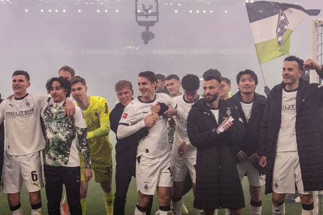 08 11 2025, Soccer 1 Bundesliga, Season 2025 2026, Matchday 10, Borussia Moenchengladbach 1 FC Koeln at Borussia Park in Moenchengladbach The Borussians celebrate the victory in front of the Nordkurve Important note According to the regulations of the DFL German Football League and the DFB German Football Association, it is prohibited, to utilize or have utilized photographs taken in the stadium and or of the match in the form of sequential images and or video-like photo series Foto Kirchner Media Thomas Haesler Copyright: xKirchner-Media ThomasxHaeslerx