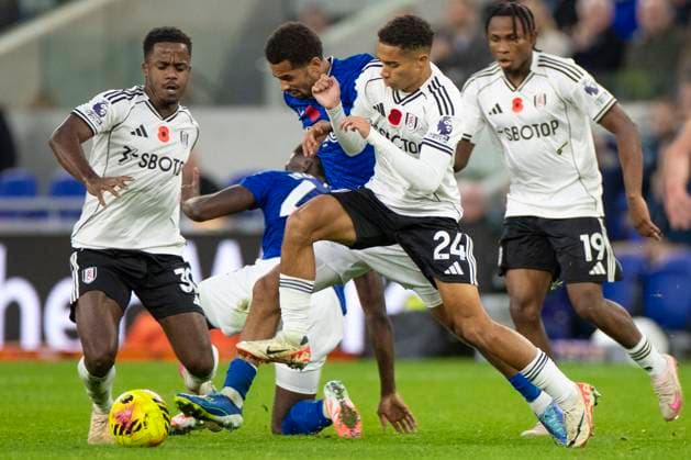 Everton v Fulham - Premier League Josh King 24 of Fulham FC challenges Everton FC 10 Iliman Ndiaye during the Premier League match between Everton and Fulham at Hill Dickinson Stadium in Liverpool, England, on November 8, 2025. Liverpool Merseyside United Kingdom  Copyright: xMIxNewsx originalFilename:fletcher-evertonv251108_npMUD.jpg