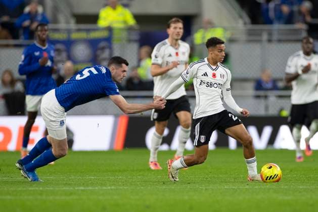 Everton v Fulham - Premier League Everton FC 5 Michael Keane holds the opponent by the shirt during the Premier League match between Everton and Fulham at Hill Dickinson Stadium in Liverpool, England, on November 8, 2025. Liverpool Merseyside United Kingdom  Copyright: xMIxNewsx originalFilename:fletcher-evertonv251108_npRHK.jpg
