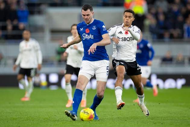Everton v Fulham - Premier League Michael Keane, number 5 of Everton FC, is tackled by Josh King, number 24 of Fulham FC, during the Premier League match between Everton and Fulham at Hill Dickinson Stadium in Liverpool, England, on November 8, 2025. Liverpool Merseyside United Kingdom  Copyright: xMIxNewsx originalFilename:fletcher-evertonv251108_npwt7.jpg