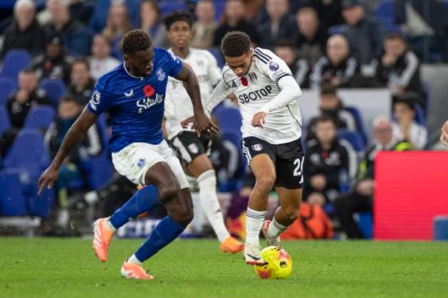 Everton v Fulham - Premier League Josh King is challenged by the opponent during the Premier League match between Everton and Fulham at Hill Dickinson Stadium in Liverpool, England, on November 8, 2025. Liverpool Merseyside United Kingdom  Copyright: xMIxNewsx originalFilename:fletcher-evertonv251108_npnr6.jpg