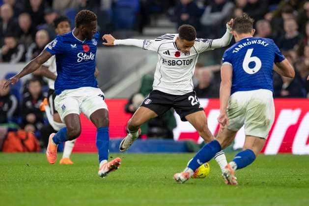 Everton v Fulham - Premier League Josh King 24 of Fulham FC is challenged by Everton FC 6 James Tarkowski during the Premier League match between Everton and Fulham at Hill Dickinson Stadium in Liverpool, England, on November 8, 2025. Liverpool Merseyside United Kingdom  Copyright: xMIxNewsx originalFilename:fletcher-evertonv251108_npzxG.jpg