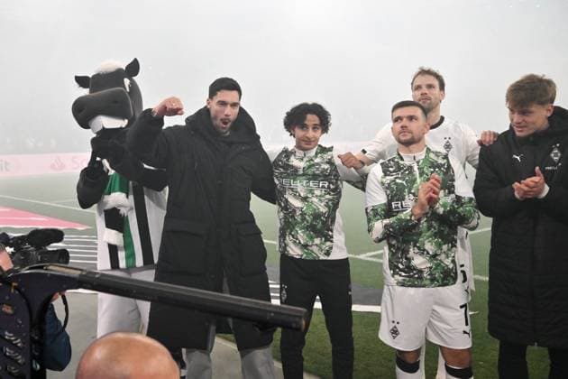 Gladbachs players celebrate the derby victory, left Tim Kleindienst Borussia Moenchengladbach 08 11 2025, Football 1 Bundesliga, Season 2025 2026, 10 Matchday, Borussia Mönchengladbach 1 FC Köln DFL regulations prohibit any use of photographs as image sequences and or quasi video Moenchengladbach Borussia Park Nordrhein Westfalen Germany Team2