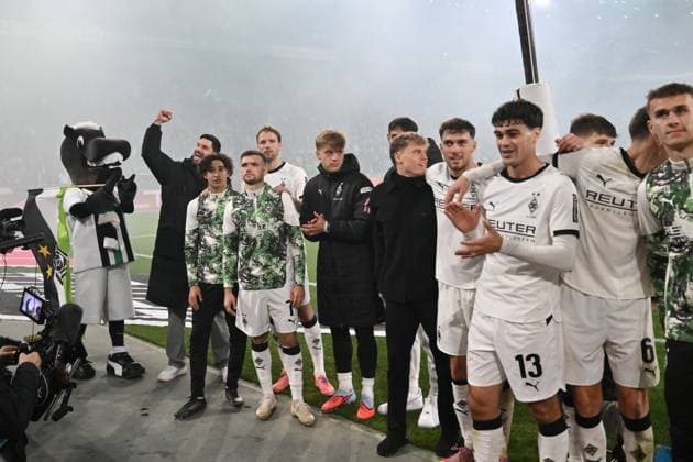 Gladbachs players celebrate the derby victory, left Tim Kleindienst Borussia Moenchengladbach 08 11 2025, Football 1 Bundesliga, Season 2025 2026, 10 Matchday, Borussia Mönchengladbach 1 FC Köln DFL regulations prohibit any use of photographs as image sequences and or quasi video Moenchengladbach Borussia Park Nordrhein Westfalen Germany Team2