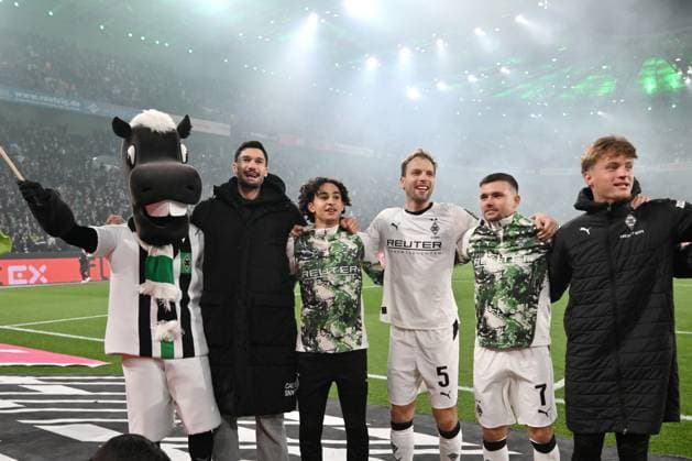Gladbachs players celebrate the derby victory, left Tim Kleindienst Borussia Moenchengladbach 08 11 2025, Football 1 Bundesliga, Season 2025 2026, 10 Matchday, Borussia Mönchengladbach 1 FC Köln DFL regulations prohibit any use of photographs as image sequences and or quasi video Moenchengladbach Borussia Park Nordrhein Westfalen Germany Team2