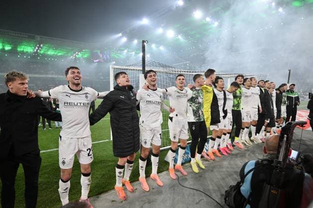 Gladbach players celebrate derby win 08 11 2025, Football 1 Bundesliga, Season 2025 2026, Matchday 10, Borussia Mönchengladbach 1 FC Köln DFL regulations prohibit any use of photographs as image sequences and or quasi video Moenchengladbach Borussia Park Nordrhein Westfalen Germany Team2