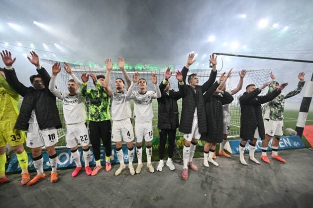 Gladbach players celebrate derby win 08 11 2025, Football 1 Bundesliga, Season 2025 2026, Matchday 10, Borussia Mönchengladbach 1 FC Köln DFL regulations prohibit any use of photographs as image sequences and or quasi video Moenchengladbach Borussia Park Nordrhein Westfalen Germany Team2