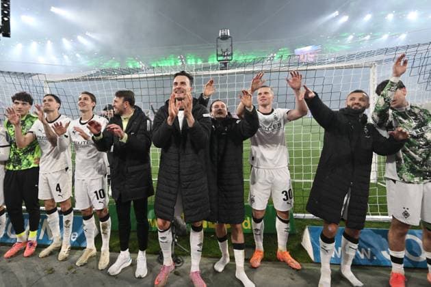 Gladbachs players celebrate the derby victory, center Haris Tabakovic Borussia Moenchengladbach 08 11 2025, Football 1 Bundesliga, Season 2025 2026, 10 Matchday, Borussia Mönchengladbach 1 FC Köln DFL regulations prohibit any use of photographs as image sequences and or quasi video Moenchengladbach Borussia Park Nordrhein Westfalen Germany Team2