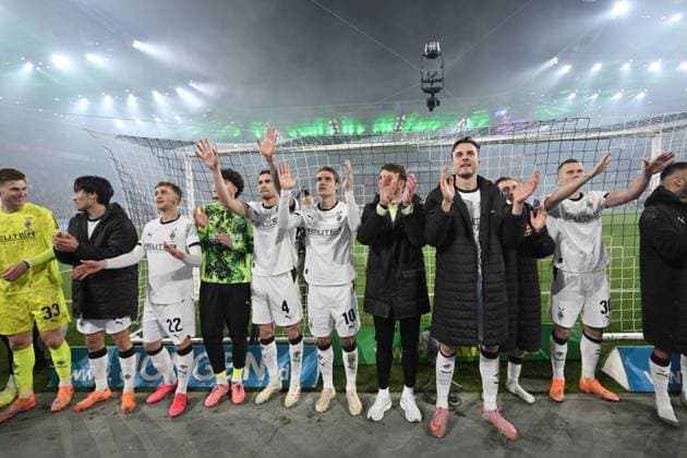 Gladbachs players celebrate the derby victory, front right Haris Tabakovic Borussia Moenchengladbach 08 11 2025, Soccer 1 Bundesliga, Season 2025 2026, 10 Matchday, Borussia Mönchengladbach 1 FC Köln DFL regulations prohibit any use of photographs as image sequences and or quasi video Moenchengladbach Borussia Park Nordrhein Westfalen Germany Team2