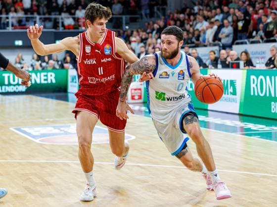 Richard Balint BMA365 Bamberg Baskets, 11 , Logan Johnson Frankfurt Skyliners, 00 , BMA365 Bamberg Baskets vs Frankfurt Skyliners, Basketball, easyCredit BBL, Matchday 7, 08 11 2025 BMA365 Bamberg Baskets vs Frankfurt Skyliners, Basketball, easyCredit BBL, Matchday 7, 08 11 2025 Bamberg Copyright: xEibner-Pressefoto G.xSantemizx EP_EER