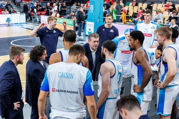 Team, Crew, Timeout, Klaus Perwas Frankfurt Skyliners, Coach , BMA365 Bamberg Baskets vs Frankfurt Skyliners, Basketball, easyCredit BBL, Matchday 7, 08 11 2025 BMA365 Bamberg Baskets vs Frankfurt Skyliners, Basketball, easyCredit BBL, Matchday 7, 08 11 2025 Bamberg Copyright: xEibner-Pressefoto G.xSantemizx EP_EER