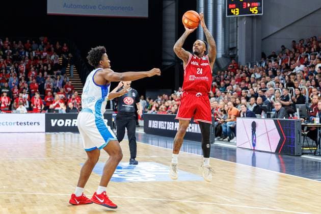 Nahiem Alleyne Frankfurt Skyliners, 04 , Cobe Williams BMA365 Bamberg Baskets, 24 , BMA365 Bamberg Baskets vs Frankfurt Skyliners, Basketball, easyCredit BBL, Matchday 7, 08 11 2025 BMA365 Bamberg Baskets vs Frankfurt Skyliners, Basketball, easyCredit BBL, Matchday 7, 08 11 2025 Bamberg Copyright: xEibner-Pressefoto G.xSantemizx EP_EER