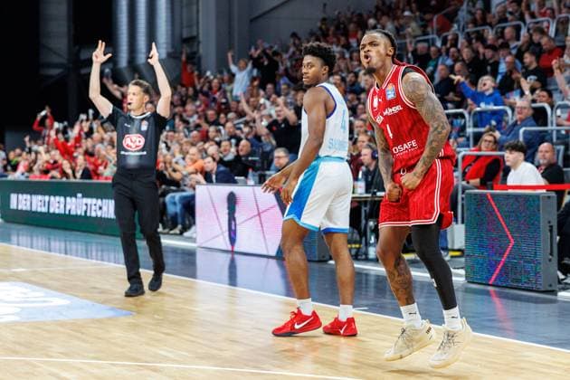 Nahiem Alleyne Frankfurt Skyliners, 04 , Cobe Williams BMA365 Bamberg Baskets, 24 , cheers, jubilation, positive emotions, positive emotion, BMA365 Bamberg Baskets vs Frankfurt Skyliners, Basketball, easyCredit BBL, Matchday 7, 08 11 2025 BMA365 Bamberg Baskets vs Frankfurt Skyliners, Basketball, easyCredit BBL, Matchday 7, 08 11 2025 Bamberg Copyright: xEibner-Pressefoto G.xSantemizx EP_EER