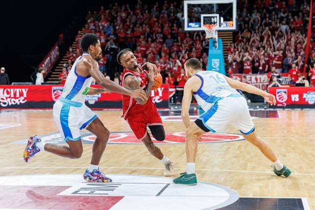 William Christmas Frankfurt Skyliners, 08 , Cobe Williams BMA365 Bamberg Baskets, 24 , Radii Caisin Frankfurt Skyliners, 16 , BMA365 Bamberg Baskets vs Frankfurt Skyliners, Basketball, easyCredit BBL, 7 Matchday, 08 11 2025 BMA365 Bamberg Baskets vs Frankfurt Skyliners, Basketball, easyCredit BBL, 7 Matchday, 08 11 2025 Bamberg Copyright: xEibner-Pressefoto G.xSantemizx EP_EER