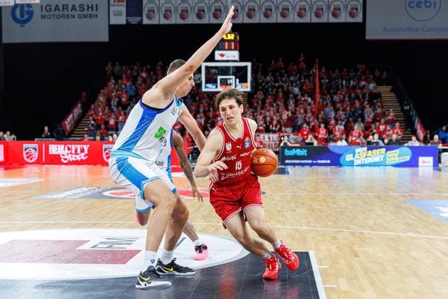 Jacob Knauf Frankfurt Skyliners, 25 , Adrian Petkovic BMA365 Bamberg Baskets, 15 , BMA365 Bamberg Baskets vs Frankfurt Skyliners, Basketball, easyCredit BBL, Matchday 7, 08 11 2025 BMA365 Bamberg Baskets vs Frankfurt Skyliners, Basketball, easyCredit BBL, Matchday 7, 08 11 2025 Bamberg Copyright: xEibner-Pressefoto G.xSantemizx EP_EER