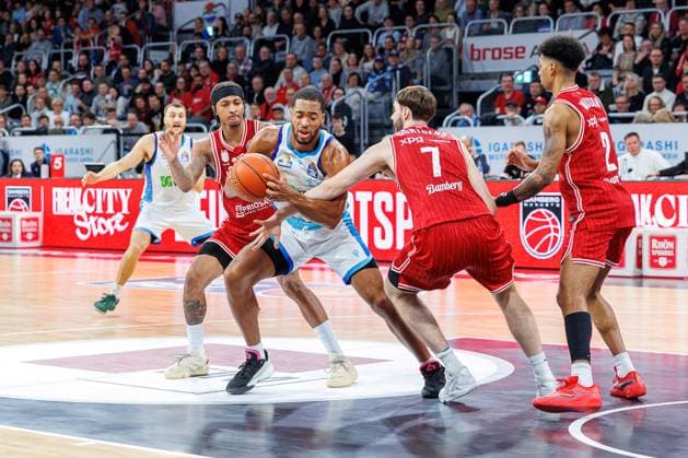 Demarcus Demonia BMA365 Bamberg Baskets, 08 , Jaedon Le Dee Frankfurt Skyliners, 13 , Finn Doentgens BMA365 Bamberg Baskets, 07 , Ibi Watson BMA365 Bamberg Baskets, 02 , BMA365 Bamberg Baskets vs Frankfurt Skyliners, Basketball, easyCredit BBL, Matchday 7, 08 11 2025 BMA365 Bamberg Baskets vs Frankfurt Skyliners, Basketball, easyCredit BBL, Matchday 7, 08 11 2025 Bamberg Copyright: xEibner-Pressefoto G.xSantemizx EP_EER