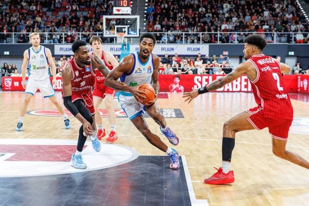 Ejiofor Onu BMA365 Bamberg Baskets, 35 , William Christmas Frankfurt Skyliners, 08 , Ibi Watson BMA365 Bamberg Baskets, 02 , BMA365 Bamberg Baskets vs Frankfurt Skyliners, Basketball, easyCredit BBL, Matchday 7, 08 11 2025 BMA365 Bamberg Baskets vs Frankfurt Skyliners, Basketball, easyCredit BBL, Matchday 7, 08 11 2025 Bamberg Copyright: xEibner-Pressefoto G.xSantemizx EP_EER