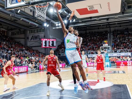 William Christmas Frankfurt Skyliners, 08 , Ejiofor Onu BMA365 Bamberg Baskets, 35 , BMA365 Bamberg Baskets vs Frankfurt Skyliners, Basketball, easyCredit BBL, Matchday 7, 08 11 2025 BMA365 Bamberg Baskets vs Frankfurt Skyliners, Basketball, easyCredit BBL, Matchday 7, 08 11 2025 Bamberg Copyright: xEibner-Pressefoto G.xSantemizx EP_EER