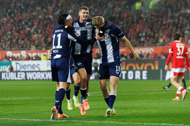 Luca Schuler Hertha BSC Berlin celebrates the goal to 0 1 with Fabian Reese Hertha BSC Berlin and Michael Cuisance Hertha BSC Berlin , 1 FC Kaiserslautern vs Hertha BSC Berlin, Soccer, 2 Bundesliga, Matchday 12, Season 2025 2026, 08 11 2025 1 FC Kaiserslautern vs Hertha BSC Berlin, Soccer, 2 Bundesliga, Matchday 12, Season 2025 2026, 08 11 2025 Copyright: xEibner-Pressefoto AlexanderxNeisx EP_ANS