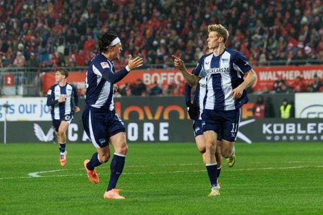Luca Schuler Hertha BSC Berlin celebrates the goal to 0 1 with Fabian Reese Hertha BSC Berlin , 1 FC Kaiserslautern vs Hertha BSC Berlin, Soccer, 2 Bundesliga, Matchday 12, Season 2025 2026, 08 11 2025 1 FC Kaiserslautern vs Hertha BSC Berlin, Soccer, 2 Bundesliga, Matchday 12, Season 2025 2026, 08 11 2025 Copyright: xEibner-Pressefoto AlexanderxNeisx EP_ANS