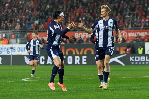 Luca Schuler Hertha BSC Berlin celebrates the goal to 0 1 with Fabian Reese Hertha BSC Berlin , 1 FC Kaiserslautern vs Hertha BSC Berlin, Soccer, 2 Bundesliga, Matchday 12, Season 2025 2026, 08 11 2025 1 FC Kaiserslautern vs Hertha BSC Berlin, Soccer, 2 Bundesliga, Matchday 12, Season 2025 2026, 08 11 2025 Copyright: xEibner-Pressefoto AlexanderxNeisx EP_ANS