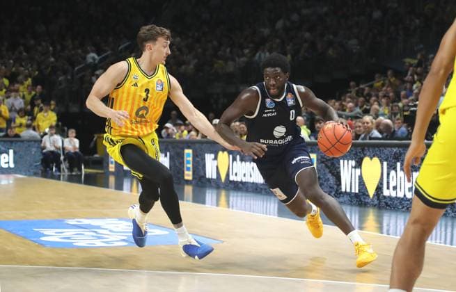 Alex O Connell, Khyri Thomas duel Match scene Action Sport Basketball BBL Bundesliga Men 7 Matchday Season 2025 2026 08 11 2025 ALBA Berlin vs Syntainics MBC