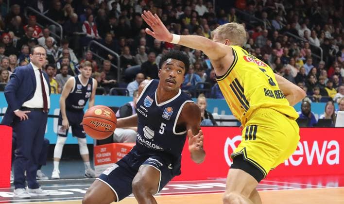 Marcus Foster on the ball, Sam Griesel duel Game scene Action Sport Basketball BBL Bundesliga Men 7 Matchday Season 2025 2026 08 11 2025 ALBA Berlin vs Syntainics MBC