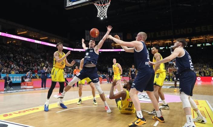 Alex O Connell, Jure Planinic, J Wan Roberts, Collin Welp duel Game scene Action Sport Basketball BBL Bundesliga Men 7 Matchday Season 2025 2026 08 11 2025 ALBA Berlin vs Syntainics MBC