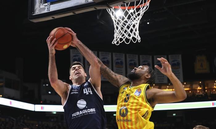 Jure Planinic on the ball, J Wan Roberts duel Game scene Action Sport Basketball BBL Bundesliga Men 7 Matchday Season 2025 2026 08 11 2025 ALBA Berlin vs Syntainics MBC