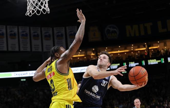 J Wan Roberts, Spencer Reaves on the ball duel Game scene Action Sport Basketball BBL Bundesliga Men 7 Matchday Season 2025 2026 08 11 2025 ALBA Berlin vs Syntainics MBC