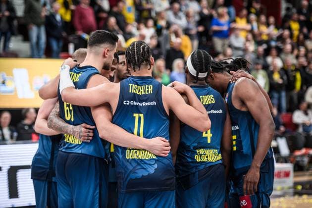 Team circle of Ewe Baskets Oldenburg after defeat in Ludwigsburg GER, MHP Riesen Ludwigsburg EWE Baskets Oldenburg, easycredit BBL, Basketball, Bundesliga, Matchday 7, Season 2025 2026, 08 11 2025 GER, MHP Riesen Ludwigsburg EWE Baskets Oldenburg, easycredit BBL, Basketball, Bundesliga, Matchday 7, Season 2025 2026, 08 11 2025 Ludwigsburg Copyright: xSandyxDinkelackerx EP_SDR