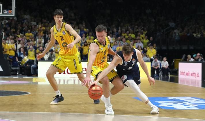 Nevio Bennefeld, Martin Hermannsson, Perttu Blomgren duel Match scene Action Sport Basketball BBL Bundesliga Men 7 Matchday Season 2025 2026 08 11 2025 ALBA Berlin vs Syntainics MBC