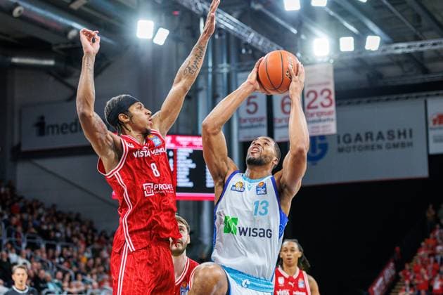 Demarcus Demonia BMA365 Bamberg Baskets, 08 , Jaedon Le Dee Frankfurt Skyliners, 13 , BMA365 Bamberg Baskets vs Frankfurt Skyliners, Basketball, easyCredit BBL, Matchday 7, 08 11 2025 BMA365 Bamberg Baskets vs Frankfurt Skyliners, Basketball, easyCredit BBL, Matchday 7, 08 11 2025 Bamberg Copyright: xEibner-Pressefoto G.xSantemizx EP_EER